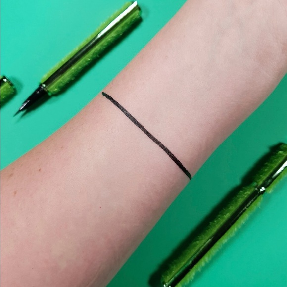 Makeup Revolution x The Grinch - Resting Grinch Face Liquid Eyeliner - Picture 10 of 11